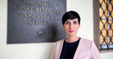 Názor: Poslanecká Sněmovna vystěhuje Ukrajinky s dětmi z Harrachova, aby si mohli poslanci zalyžovat